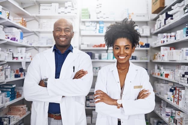 Deux pharmaciens souriants dans leur officine
